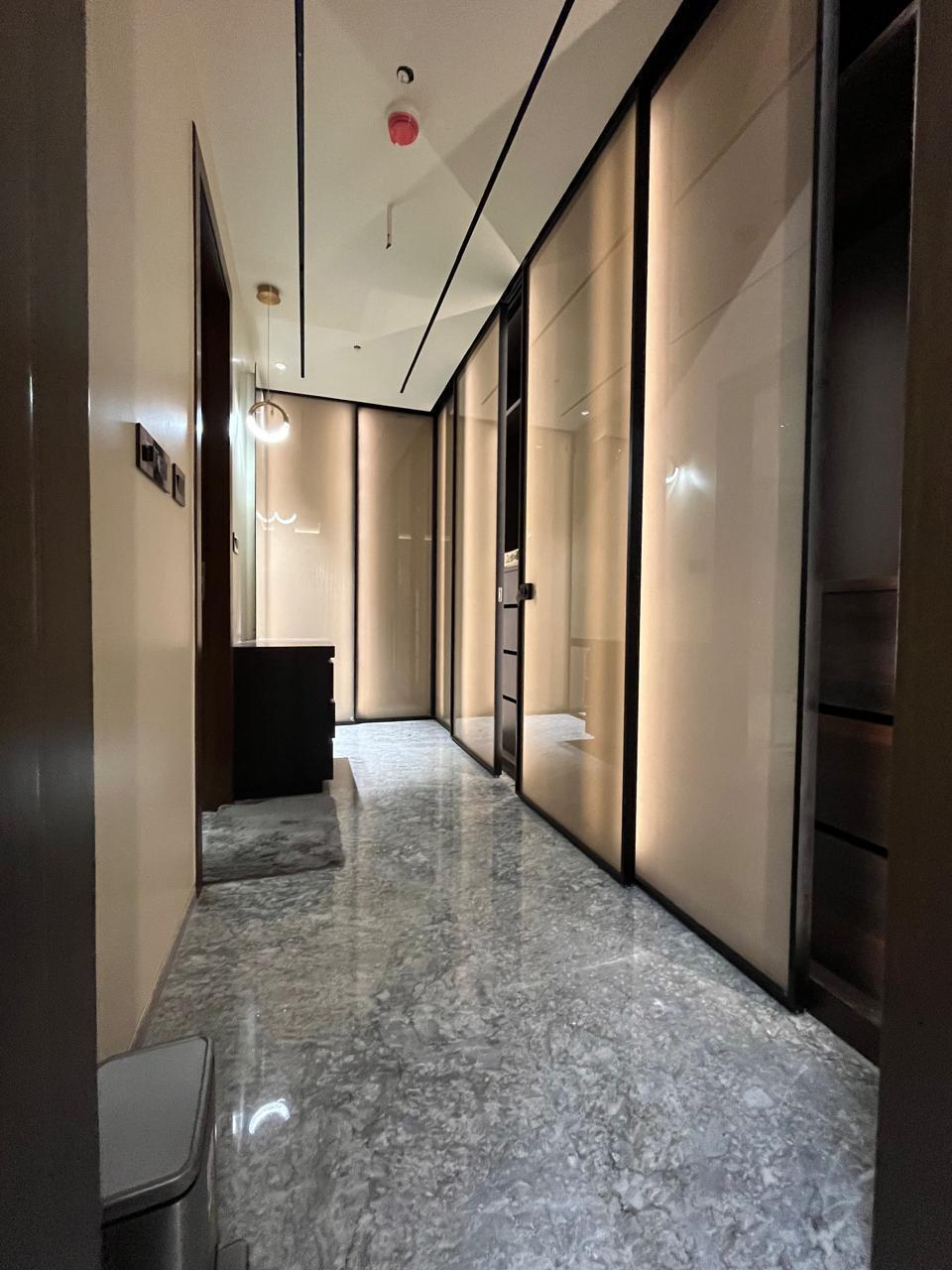 Walk-in wardrobe corridor